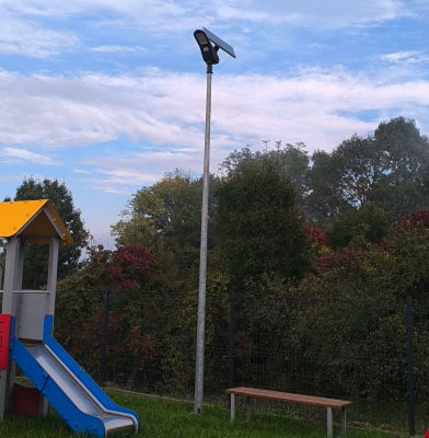 Lampa solarna LED Delphini-Hybrid (zasilanie solarne + 230V) ze słupem stalowym i fundamentem